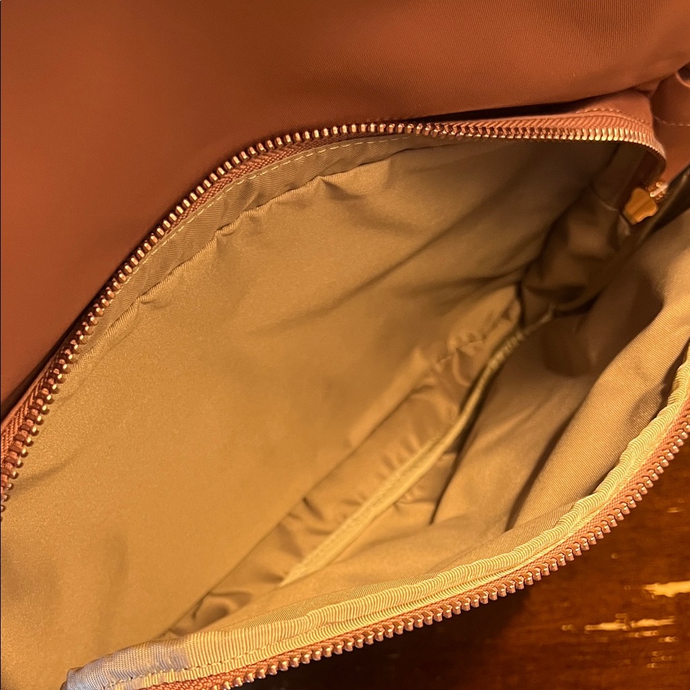 Lululemon Everywhere Backpack 22L
Metal Hardware - Picture 16 of 17